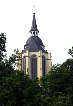 Das Bild zeigt die Abteikirche am Michaelsberg. 