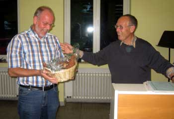 Hans-Josef Bargon überreicht Professor Karl Josef Görgen einen Frühstückskorb.