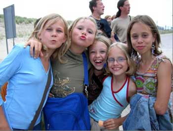 Das Bild zeigt fünf Mädchen in Texel. 