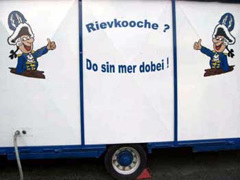 Das Bild zeigt den Reibekuchenwagen der Funken Blau-Weiß