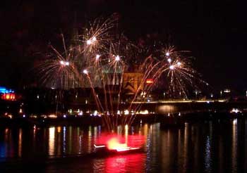 Das Feuerwerk der Kölner Lichter auf dem Rhein
