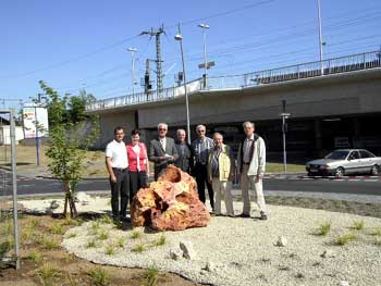 Das Bild zeigt Bürgermeister Huhn mit Mitgliedern der Bürgergemeinschaft Zange am Verkehrskreisel