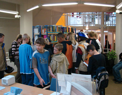 Das Foto zeigt 10 Jugendliche in der Stadtbibliothek
