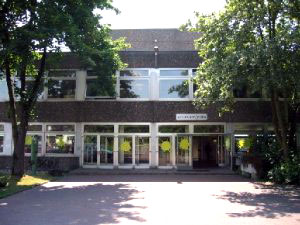 Das Foto zeigt das Anno-Gymnasium in Siegburg mit dem Eingangsbereich 