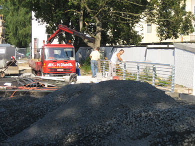 Das Foto zeigt die Arbeiten an der Wilhelmstraße, im Hintergrund ein roter LKW, vorne Sand