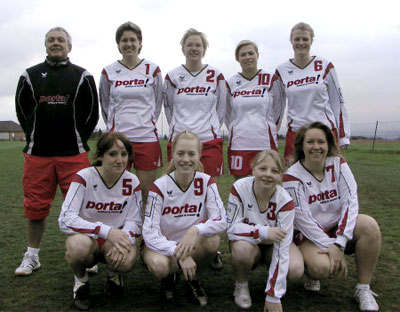 Das Foto zeigt die Damen-Faustballmannschaft im rot-weißen Trikot