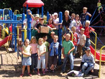 Eine Gruppe von Kindern auf einem Spielplatz