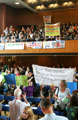 Das Foto zeigt viele Eltern und Schüler, die den Schulausschuss in der Stadthalle verfolgten