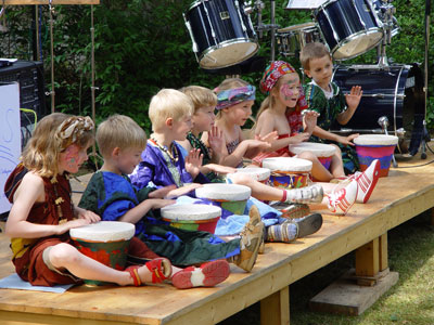 Das Foto zeigt Kinder beim Gemeindefest der Kirchengemeinde 2006