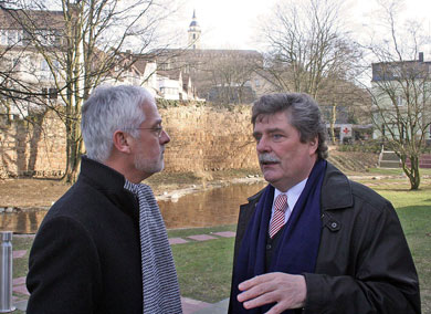 Das Foto zeigt Bürgermeister Franz im Gespräch mit Oberbürgermeister Fritz Schramma in Siegburg