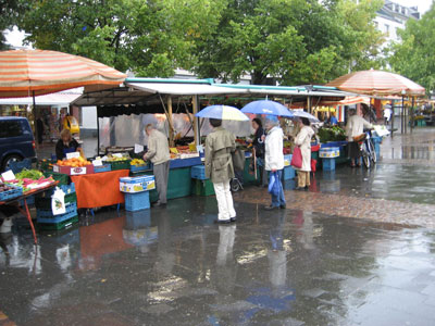 Das Foto zeigt den Siegburger Markt bei Regenwetter