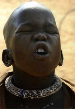 Das Bild zeigt einen kleinen afrikanischen Jungen