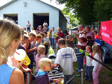 Das Foto zeigt viele Kinder und Jugendliche vor dem Vereinshaus