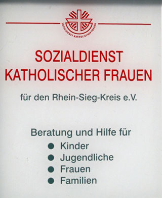 Das Foto zeigt das Hausschild des SKF mit Schriftzug Sozialdienst Katholischer Frauen für den Rhein-Sieg-Kreis e.V.