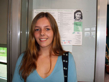 Das Bild zeigt Clara Rockstroh, Schülerin der Jahrgangsstufe 11, wurde ausgezeichnet für ihren Brief an Anne Frank