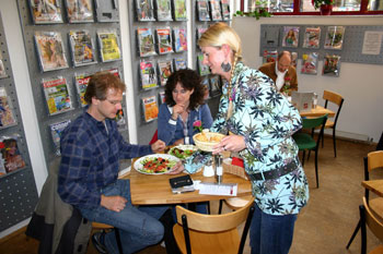 Die Bedienung des Cafe Corner serviert frische Salatteller an die hungrigen Gäste