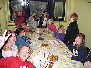 Die CVJM-Kinder beim Essen ihrer selbstgemachten Donuts