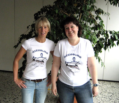 Das Foto zeigt zwei Mitarbeiterinnen der Stadtverwaltung Siegburg in ihren bedruckten Lauf-Shirts