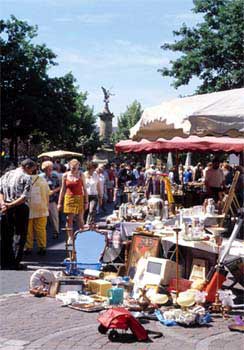 Ein Flohmarktstand auf dem Markt im Sommer