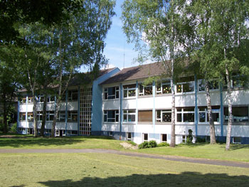 Das Bild zeigt der Gebäude der Grundschule Stallberg