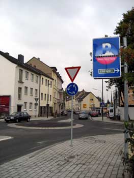 Der Kreisel an der Straße zur Rhein-Sieg-Halle
