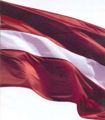 Das Bild zeigt die lettische Nationalflagge