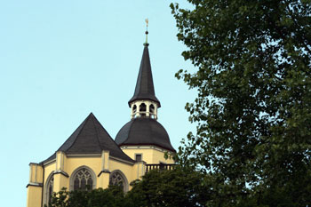 Das Bild zeigt die Spitze der Abteikirche