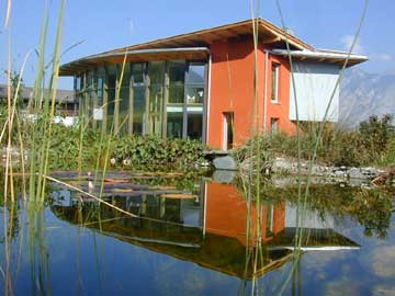 Ein Passivhaus mit See davor