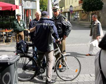 Polizei und Ordnungsamt bei der Kontrolle eines Radfahrers