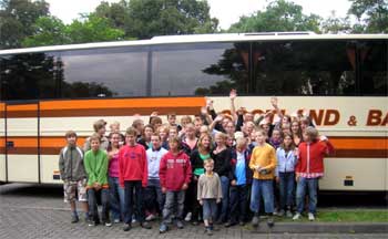 Eine Gruppe von Kindern vor einem Reisebus