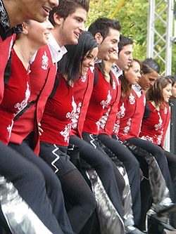 Das Bild zeigt die Mitglieder einer türkischen Tanzgruppe die am Fest zum Weltkindertag teilnehmen