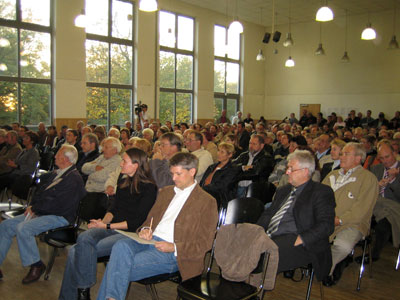 Das Foto zeigt den mit vielen Zuhörern gefüllten Saal im Bürgerhaus Kaldauen