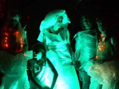 Das Foto zeigt verkleidete junge Menschen bei einer Halloween-Party