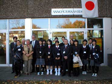 Die japanische Schülergruppe aus Yuzawa vor dem Siegburger Anno-Gymnasium