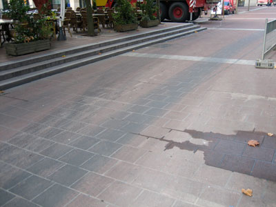 Das Foto zeigt das verunreinigte San-Mauro-Pflaster am Europaplatz