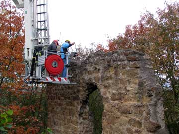 Experten untersuchen die Standfestigkeit der Ruine am Uhlrather Hof