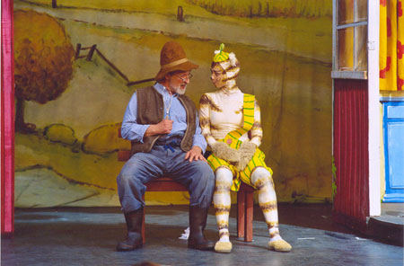 Das Foto zeigt die Figuren Pettersson und Findus auf der Bühne