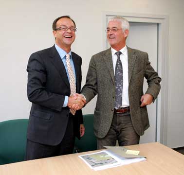 Bürgermeister Franz Huhn mit Herrn Wächter der Firma s.a.b.