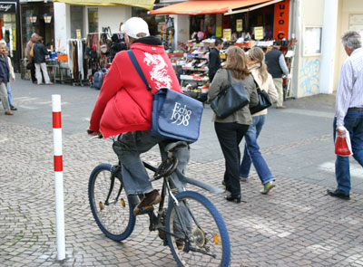 Das Foto zeigt einen Radfahrer in der Fußgängerzone