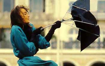 Eine Frau kämpft gegen den Sturm