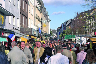 Das Foto zeigt die mit vielen Menschen gefüllte Innenstadt Siegburgs am Verkaufsoffenen Sonntag