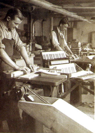 Das Bild zeigt arbeitende Männer in der Akkordeon-Fabrik