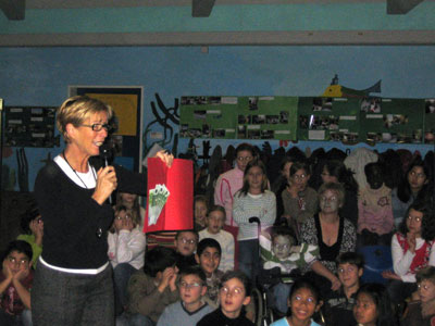 Das Bild zeigt Schüler im Klassenraum mit Schulleiterin Conny Huhn