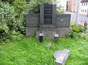 Ein beschädigter Grabstein auf dem Friedhof Johannesstraße