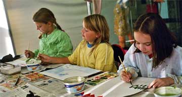 Drei Mädchen beim Malen in der Kinderkunstschule