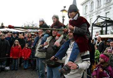 Kinder auf den Schultern ihrer Väter bei Ritterspielen auf dem Mittelalterlichen Markt