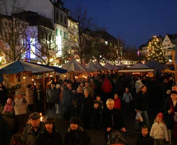 Viele Besucher auf dem mittelalterlichen Weihnachtsmarkt
