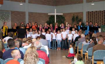Der Pop- und Gospelchor Nordic Voices mit dem Schulchor der Grundschule Nord bei einem Auftritt