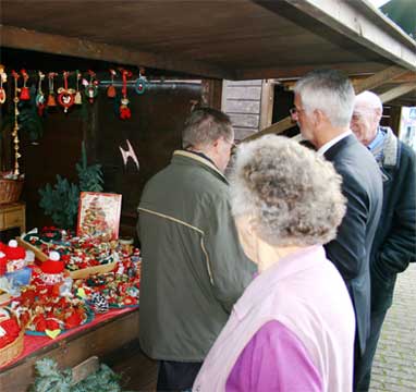 Bürgermeister Franz Huhn an einem Stand des Weihnachtsmarktes