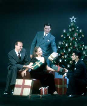 Das Swing Dance Orchestra mit Geschenken vor einem Weihnachtsbaum